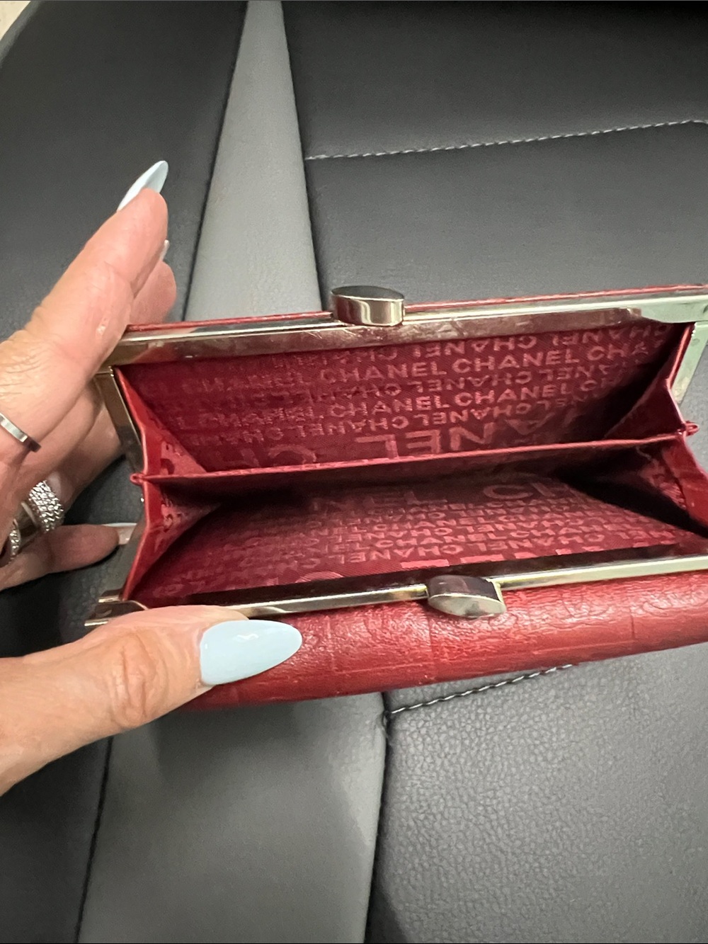 CHANEL Red Embossed CC Leather Wallet - Picture 6 of 6